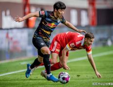 IM体育官方平台-足球比赛激烈对抗，选手积极拼搏