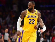 IM体育App下载-湖人B队横扫篮网，詹姆斯惊艳世界