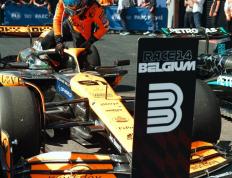 IM体育官方网-阿斯顿马丁鏖战哈斯车队，皮亚斯特里点燃赛场