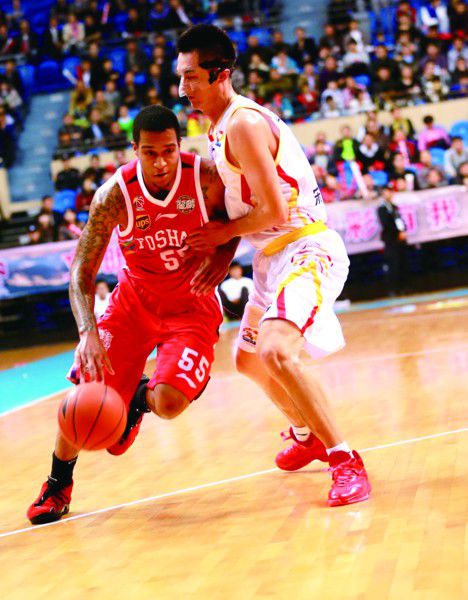 IM体育-包含巴里-布朗:发挥稳定表现,带领球队取得关键胜利的词条