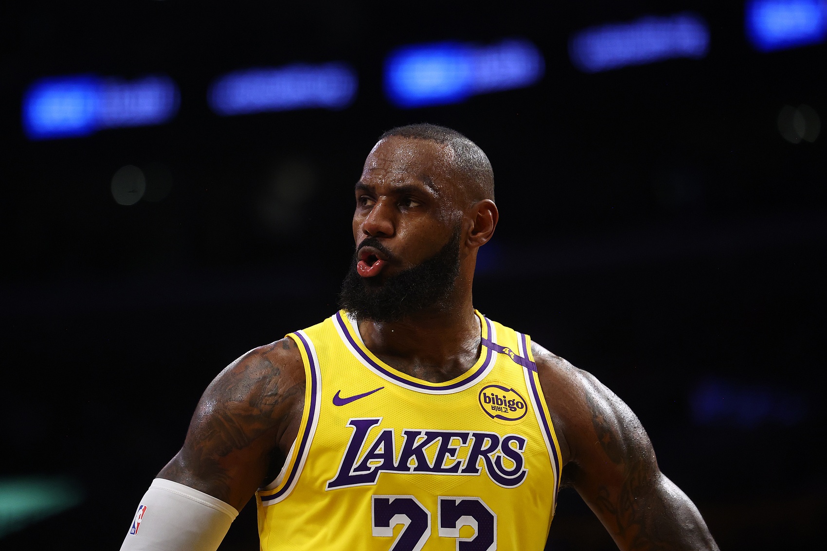 IM体育App下载-湖人B队横扫篮网,詹姆斯惊艳世界