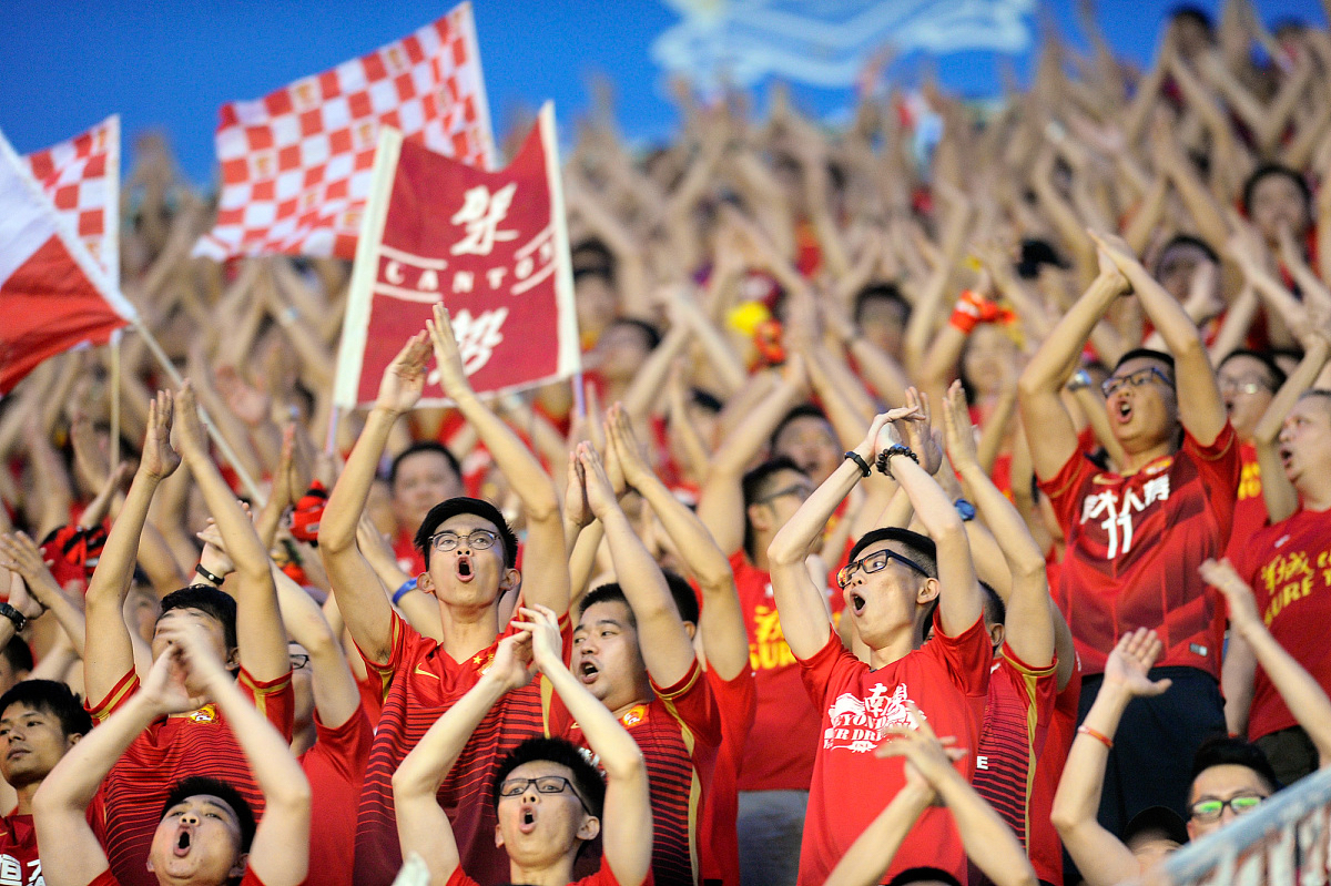 IM体育官方网-激动人心的比赛引发球迷热情高涨