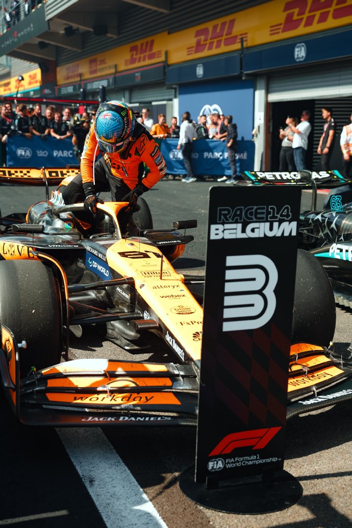 IM体育官方网-阿斯顿马丁鏖战哈斯车队，皮亚斯特里点燃赛场